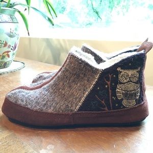 Acorn slipper booties